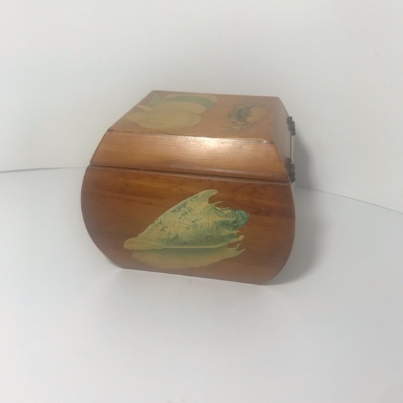 Vintage Wooden Box Jewelry Trinket Sea Shell Crab Detail. 
Excellent condition! - Picture 5 of 15